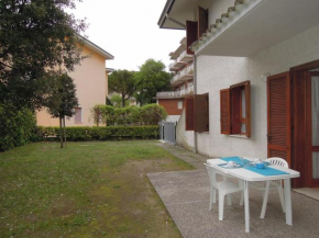 Villa with garden 250 meters from the beach